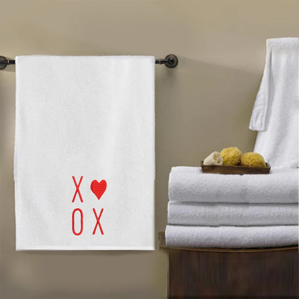 منشفة قطنية مخصصة مطرزة خصيصًا لك من BYFT - تصميم XOXO تطريز عالي الجودة مثالي للهدايا