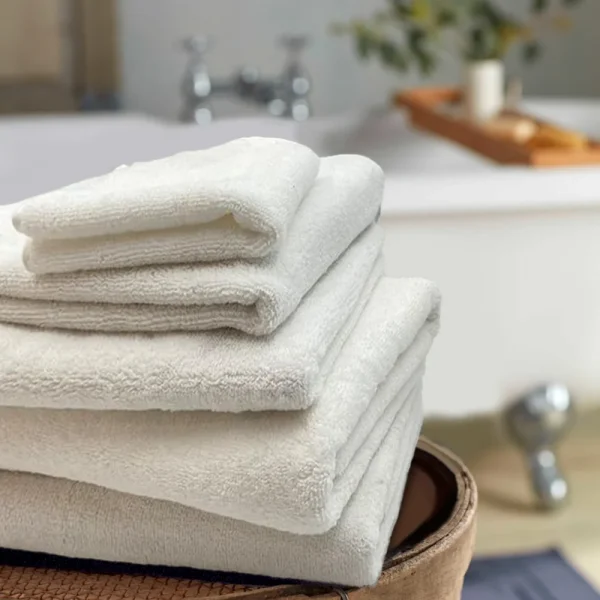 BYFT003694 IRIS BATH TOWEL WHITE Set of 1 D